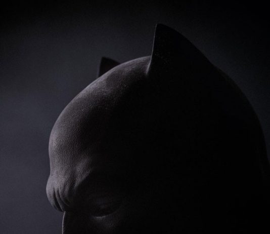 NEW PHOTO: Ben Affleck is a serious Batman