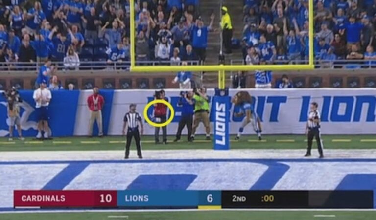 Cameraman takes 58-yard field goal to groin, keeps shooting